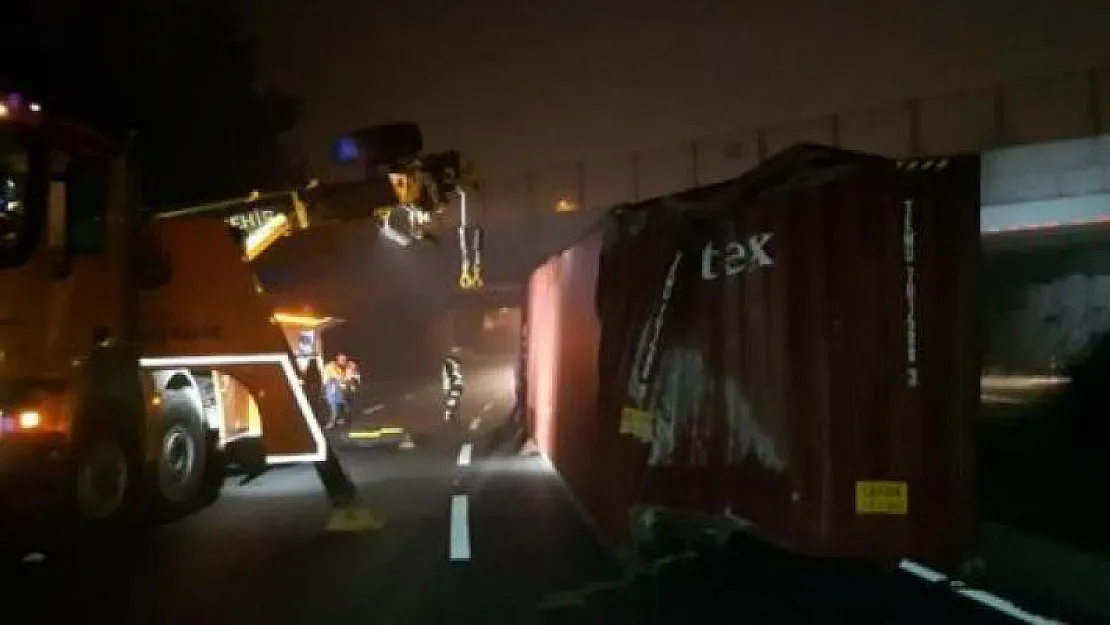 Bakırköy Sahilyolu'nda devrilen konteyner nedeniyle yol tamamen araç trafiğine kapatıldı