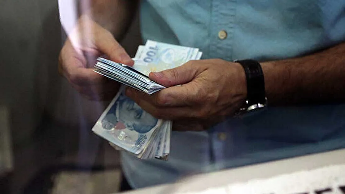 Bankaların promosyon yarışı tam gaz devam ediyor! Emekliye en yüksek tutarın ödenmesi için resmen sıraya girildi: En fazla ödemeyi yapan banka belli oldu!