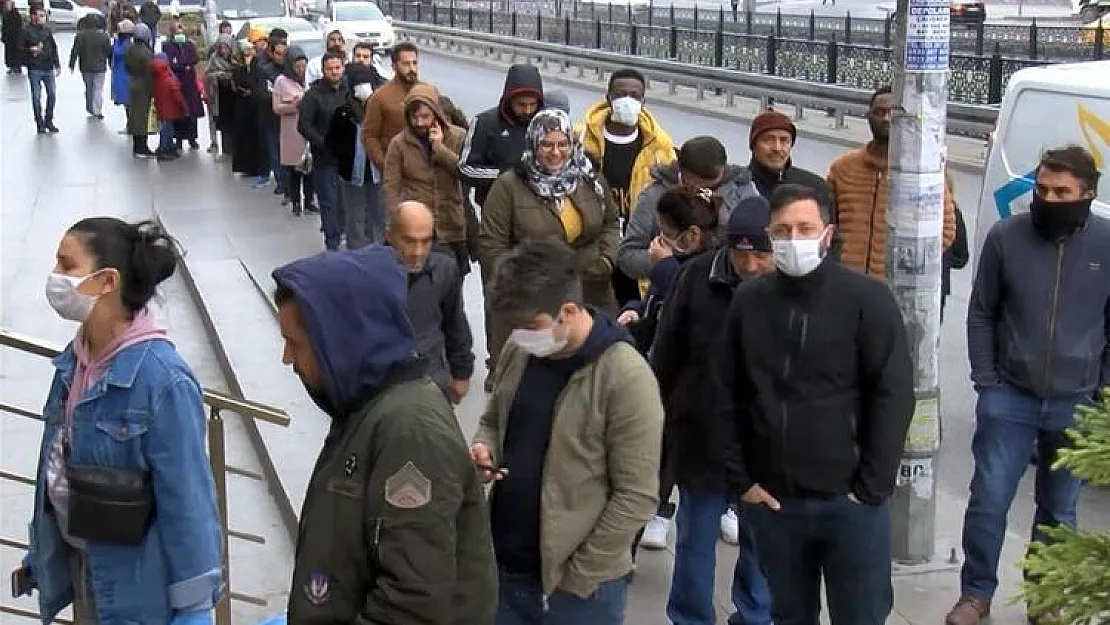 Bankanın önünde metrelerde kuyruk oluştu: 2 bin 500 TL emekli maaşı alana 7 bin TL nakit verilecek! Ay sonunda sona erecek