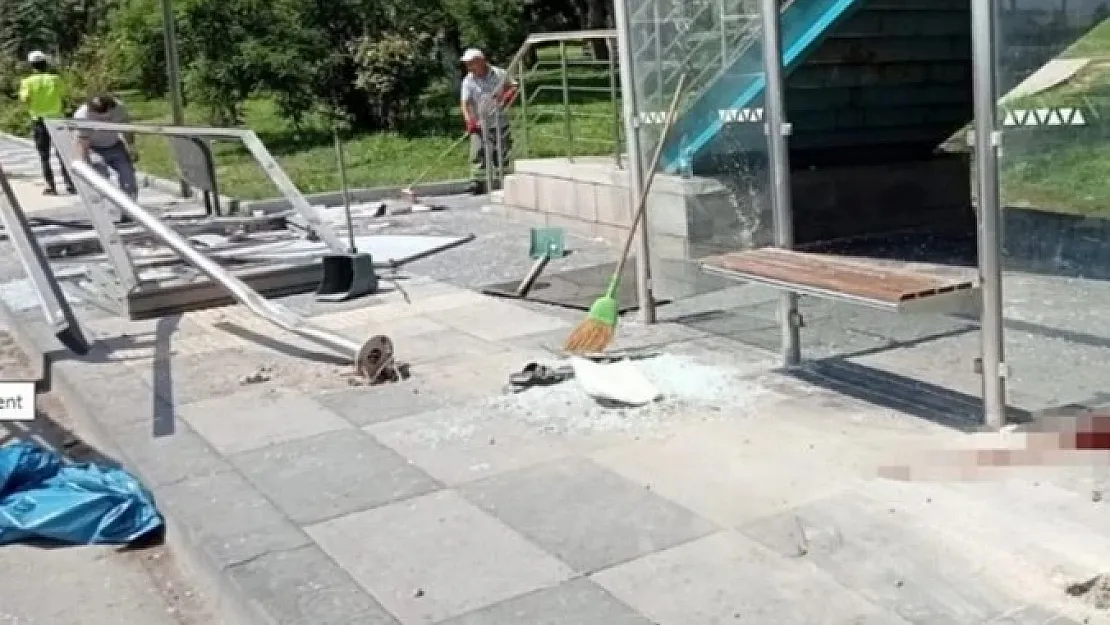 Başkent Ankara'da korkunç kaza! Bir araç otobüs durağına daldı: Yaralılar var