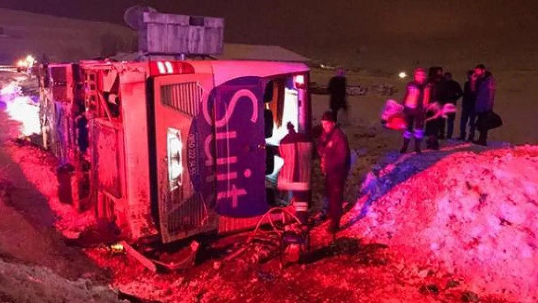Bayburt'ta Yolcu Otobüsü Şarampole Devrildi