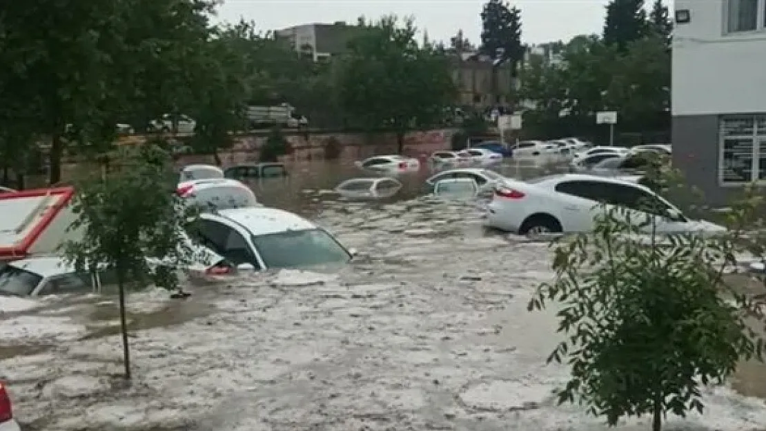 Bayram Öncesi Sel Felaketi! Onlarca araç Sular Altında Kaldı