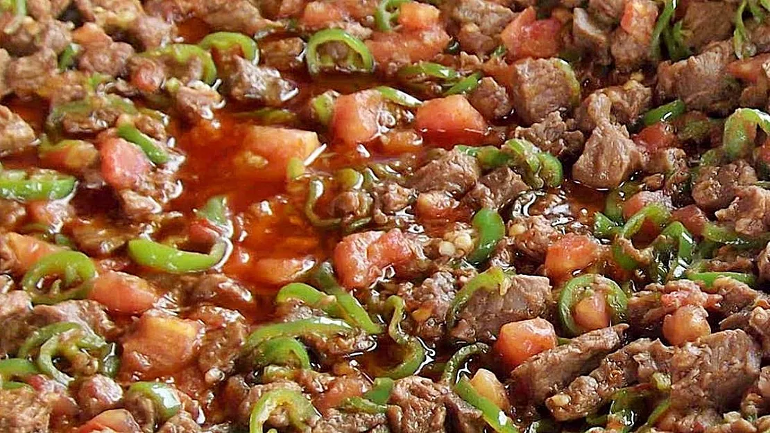 Bayramın vazgeçilmezi kavurma nasıl yapılır? Dana etinden sebzeli kavurma tarifi