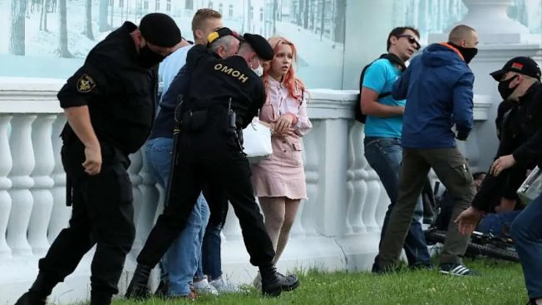 Belarus'ta şu anda yaşananlar inanılmaz! Sandıklar çalınıyor, muhalifler yaka paça gözaltına alınıyor!