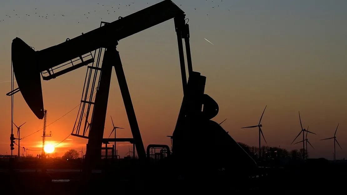Benzin ve motorin nefes aldı! Brent petrol sert düştü, indirimler pompaya yansıdı…
