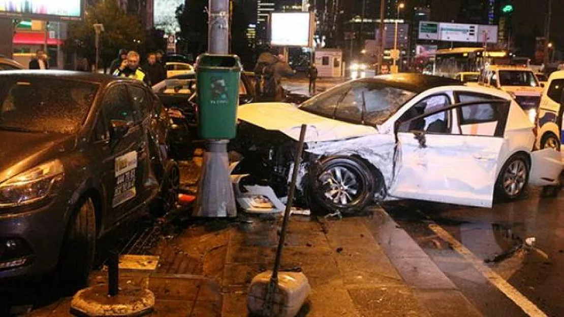 Beşiktaş'ta meydana gelen trafik kazasında 4 kişi yaralandı