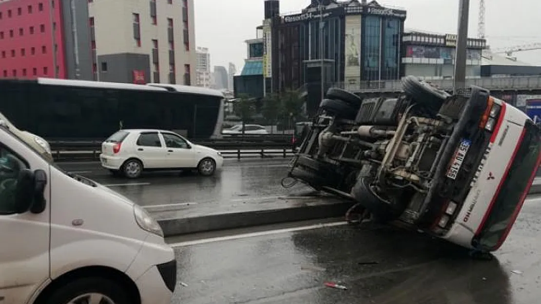 Beylikdüzü E-5 Karayolu'nda vinç devrildi