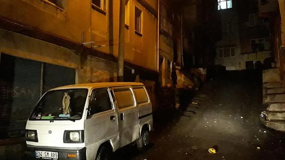 Beyoğlu'nda genç bir kadını öldüren caniler evi ateşe verdiler