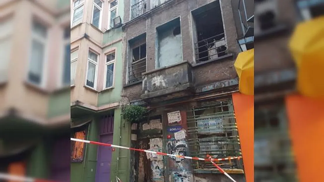 Beyoğlu'nda metruk binada çökme