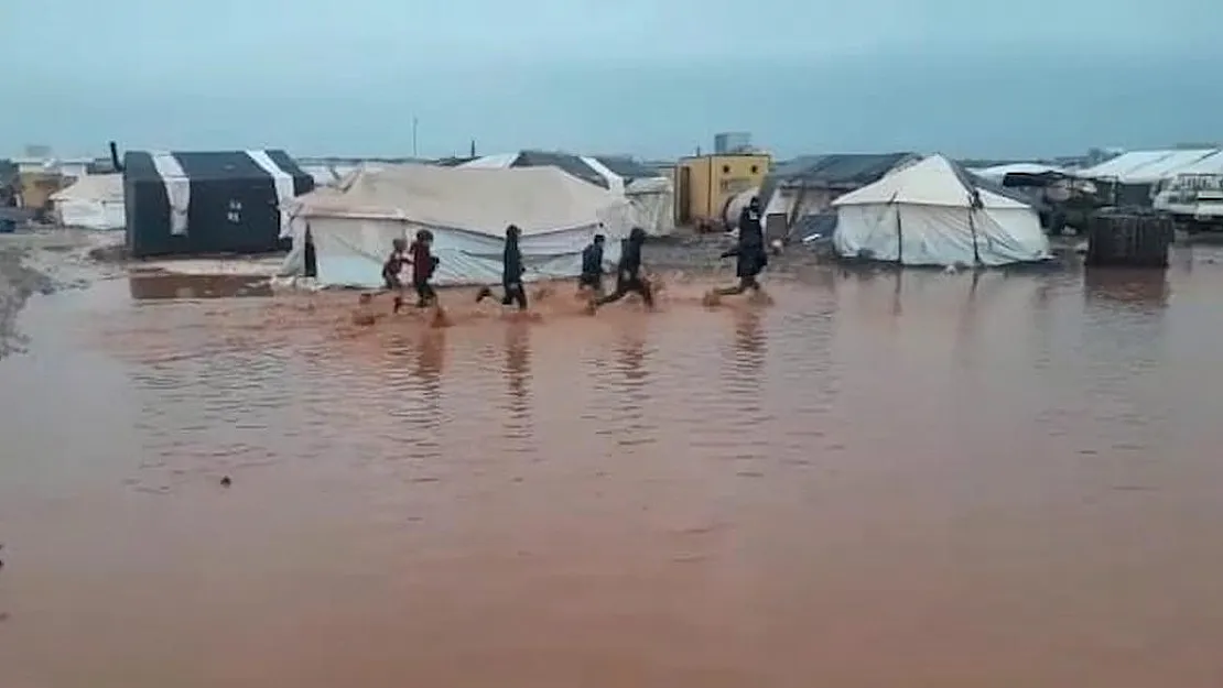 Binlerce insanın kaldığı çadır kentini su bastı!