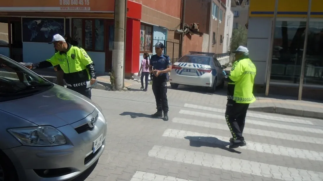 Bir günde iki yerde polise darp uygulandı! İzmir'de ceza yazan trafik polisine çekiçle saldırdılar!
