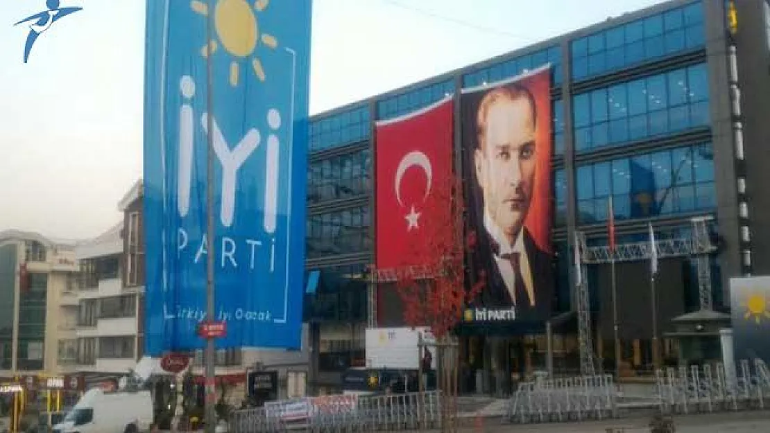Bir İYİ Parti Kurucu Üyesi Daha İstifa Etti !
