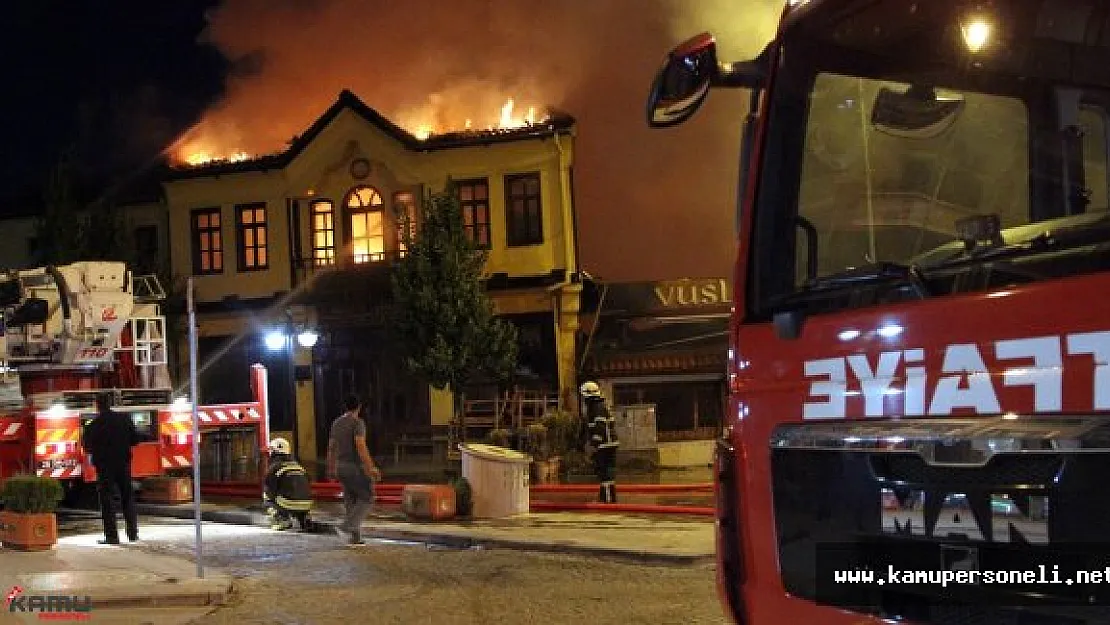 Bir Kafede Başlayan Yangın Binalara Sıçradı