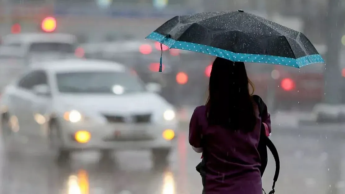 Bir süredir devam eden sıcaklıklar yerini sağanak ile fırtına bırakmaya hazırlanıyor! Meteoroloji hava durumu hakkında açıklama yaptı!
