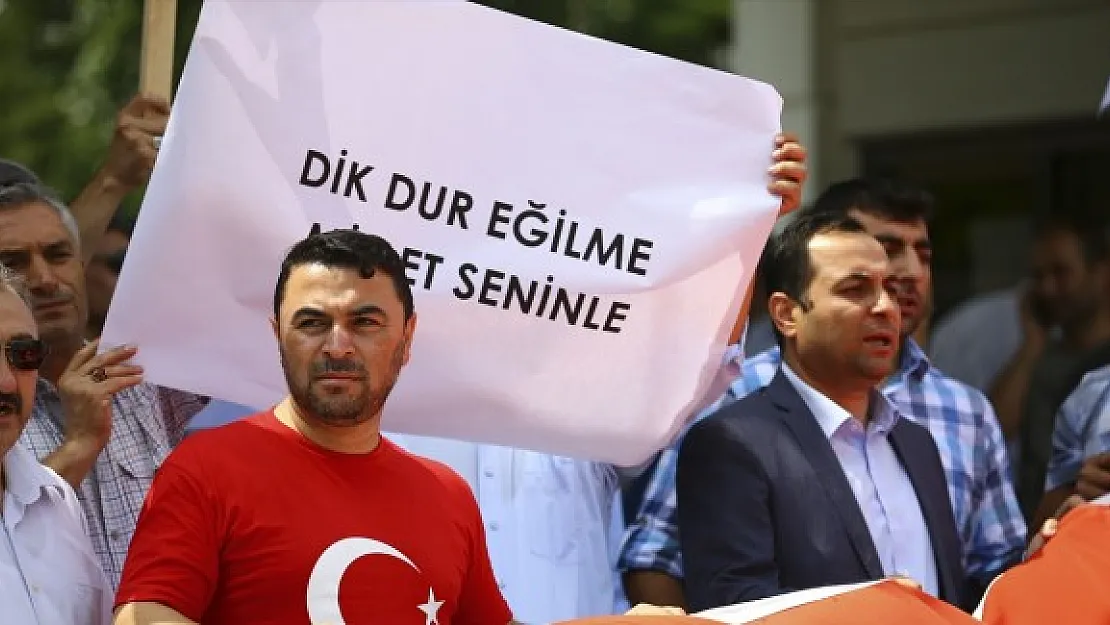Birlik Haber-Sen Üyeleri TRT Önünde Darbeyi Protesto Etti