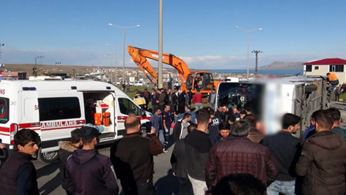 Bitlis'te Korkunç Kaza! Yolcu Otobüsü İle Tır Çarpıştı! 30'dan Fazla Yaralı Var