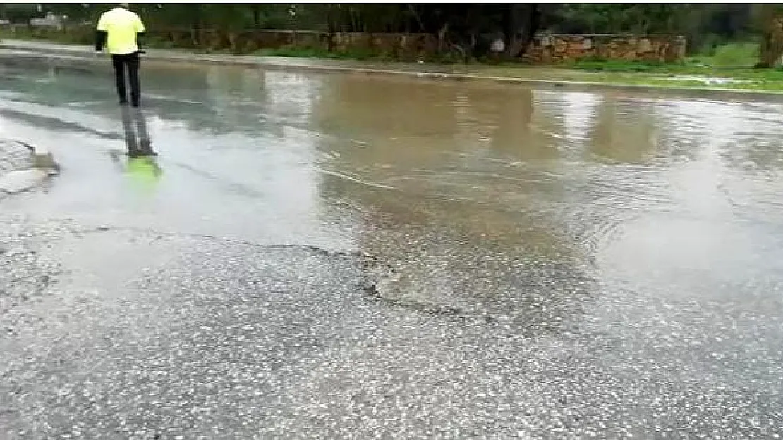 Bodrum'da sağanak yağış hayatı felç etti! Cadde ve sokakları su bastı
