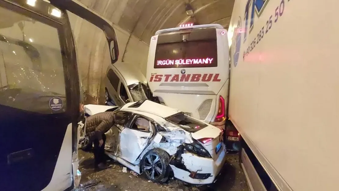 Bolu Dağı Tünelinde facia yaşandı! 18 araçlık trafik kazası meydana geldi: Onlarca yaralı var! Valilik son rakamları açıklandı