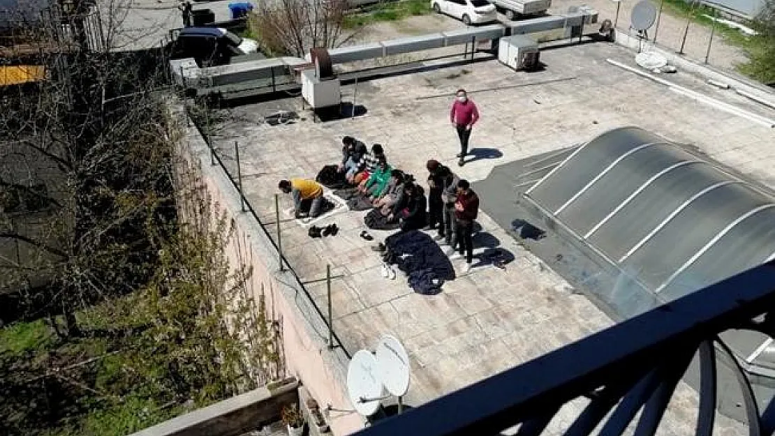 Bolu Göç İdaresi Müdürlüğü'nün çatısında cemaatle namaz kıldılar!