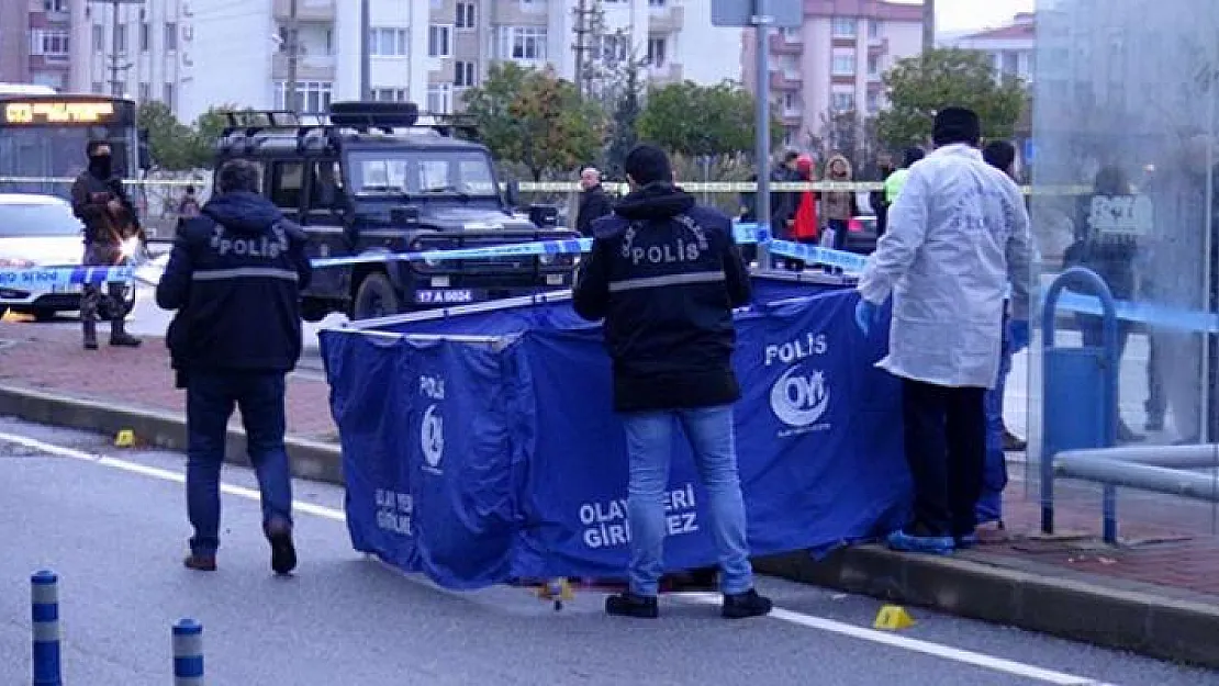 Boşanma aşamasındaki Eşini otobüs durağında öldürdü
