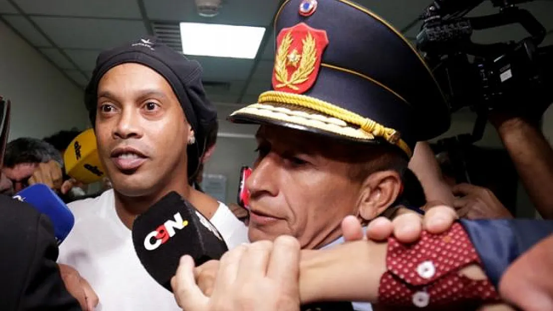 Brezilyalı eski yıldız futbolcu Ronaldinho tutuklandı!