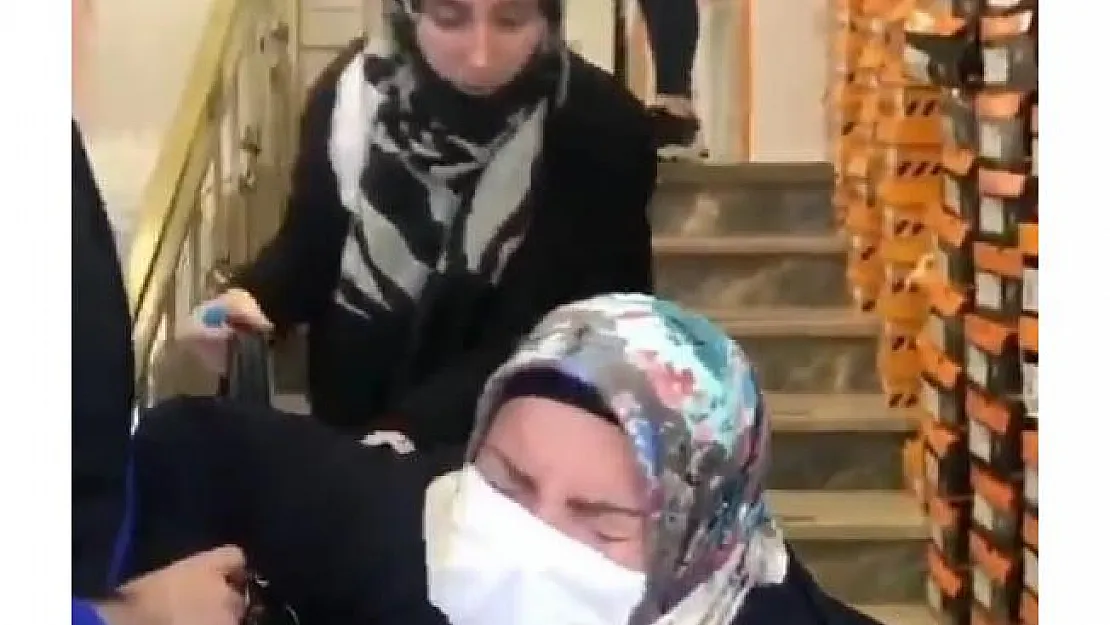 Bu kadarı da pes dedirtti! İstediği ayakkabıyı almayan annesini merdivenlerden itti! İşte o görüntüler..