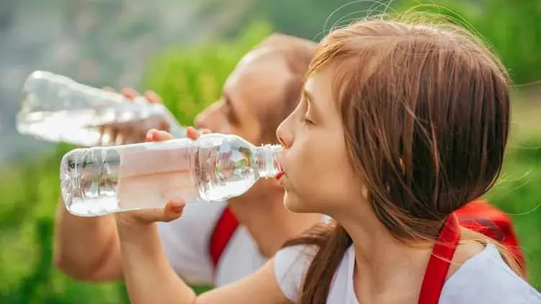 Bu Saatte Su İçenlere Kötü Haber! Uzmanlar Açıkladı: Kilo Aldırıyor!