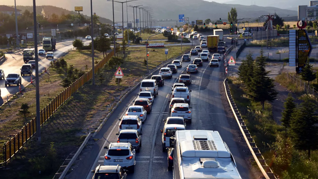 Bu Yolları Kullanacaklar Dikkat! Trafik Durma Noktasına Geldi!