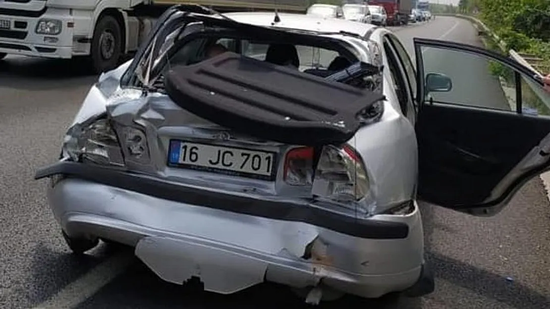 Bursa'da TIR'ın çarptığı otomobilde 5 yaralı