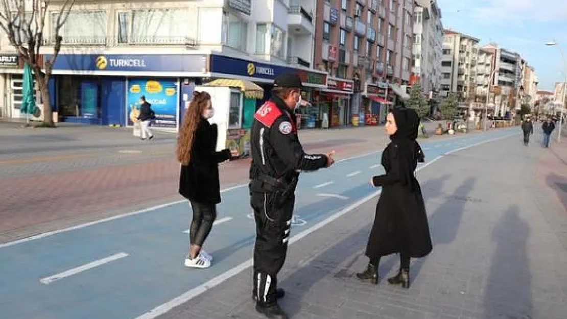 Caddeye maskesiz giren 8 kişiye toplam 24 bin lira para cezası kesildi!