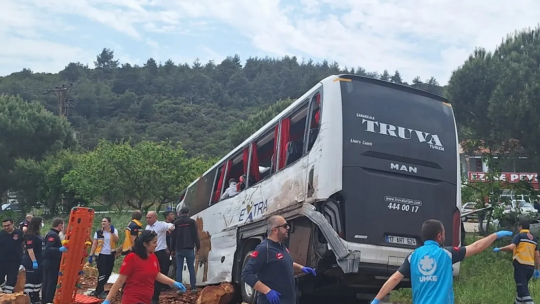 Çanakkale'de Feci Kaza: Otobüs, Kamyon ve Otomobil Çarpıştı: 8 Ölü, 20 Yaralı