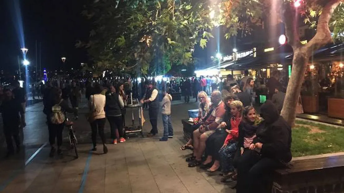 Çanakkale'de meydana gelen deprem nedeniyle vatandaş geceyi sokakta geçirdi