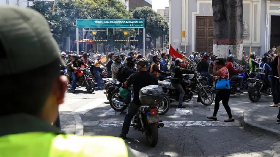 Caracas'ta motosikletlilerden Maduro'ya destek gösterisi