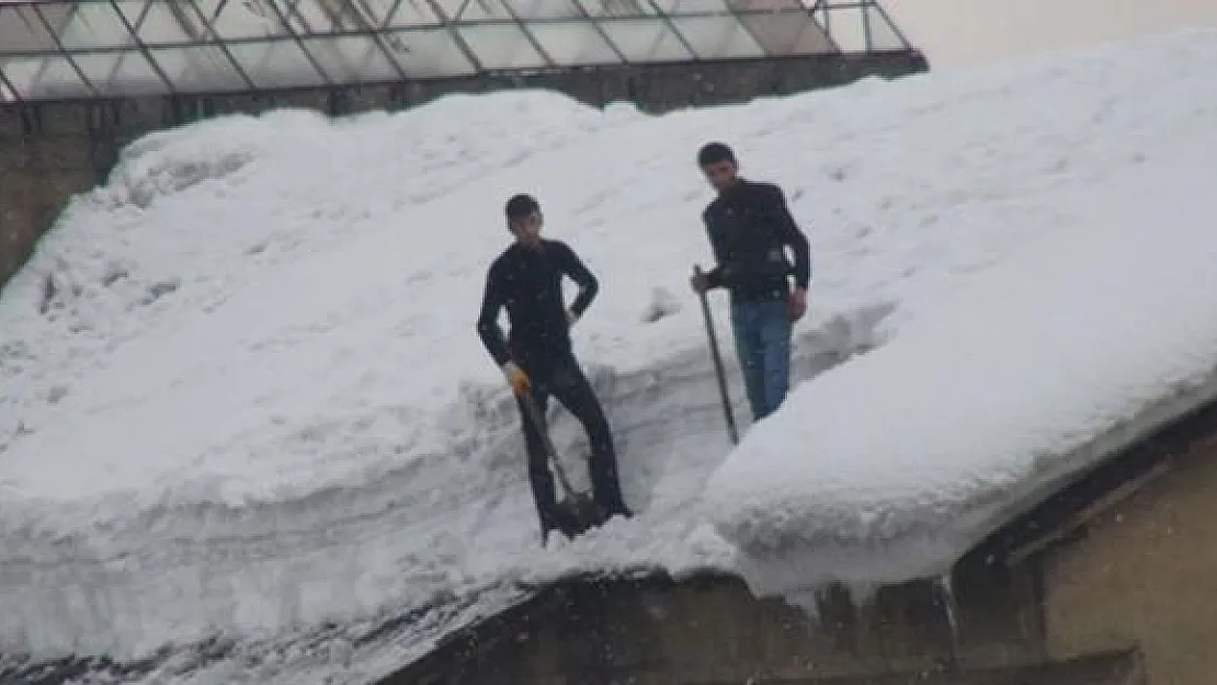 Çatılarda Biriken Karlar İş Kapısı Oldu