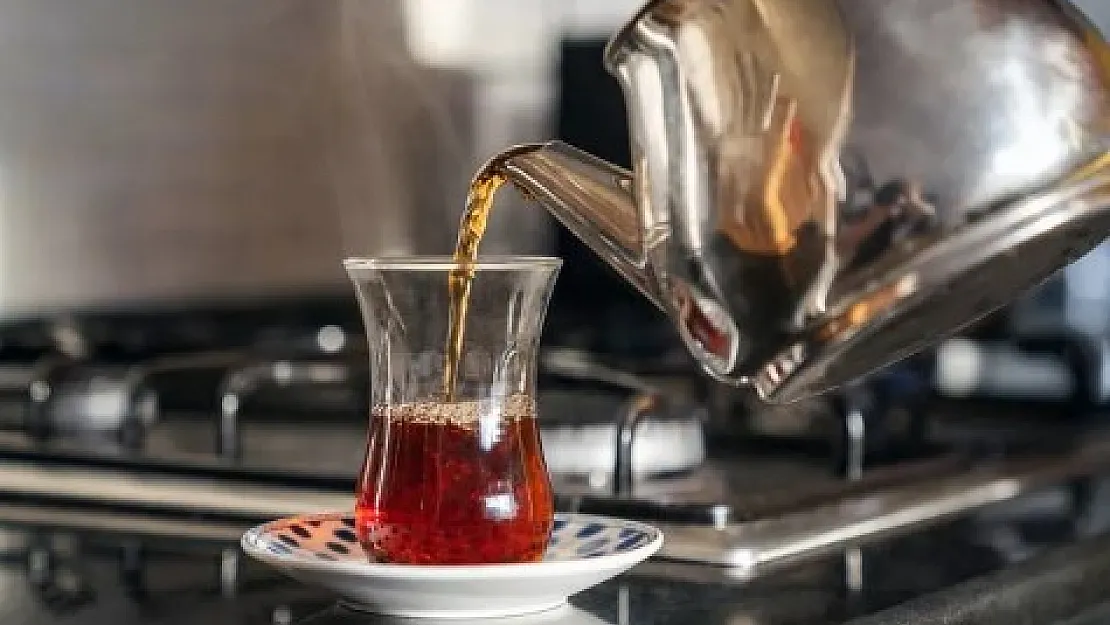 Çayı sakın bu şekilde demlemeyin: Resmen zehir saçıyor! Kansere davetiye çıkarıyorsunuz!