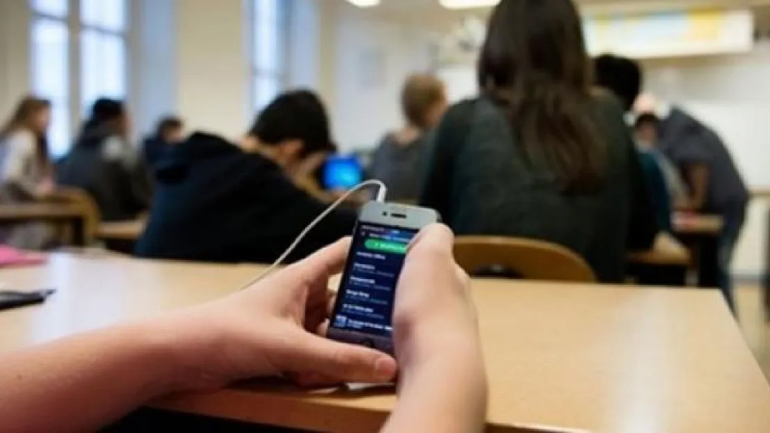Cep Telefonu Kullanan Öğrencinin Velisine Para Cezası Verilecek
