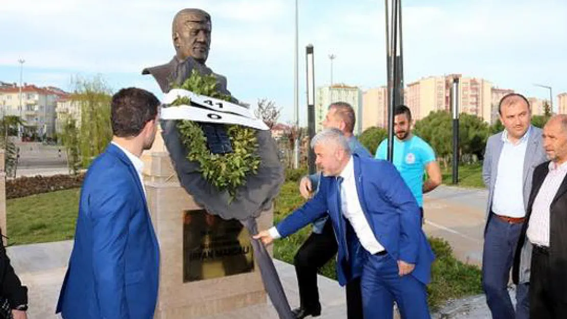 CHP'li Belediye Başkanı Kendi Heykelini Diktirdi