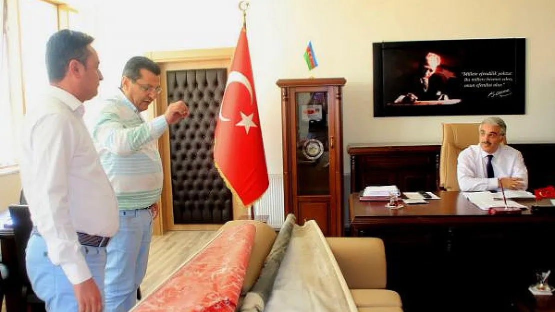 CHP'li Göker Milli Eğitim Müdürü'nün Makamını Bastı