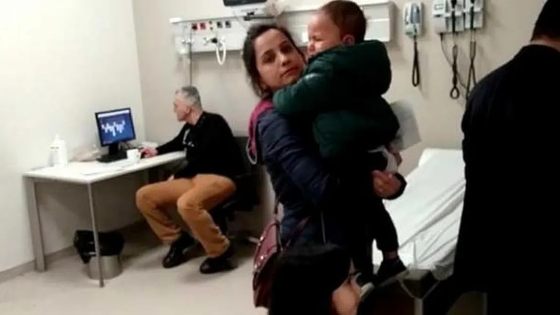 Çocuk acil servisinde hastalar sıra beklerken iskambil oynayan doktor büyük tepki çekti