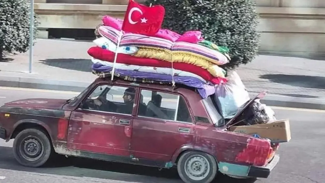 Çok konuşulan fotoğrafın hikayesi ortaya çıktı! Azerbaycanlı Server Beşir yardım için aracına yorganları yüklemiş!