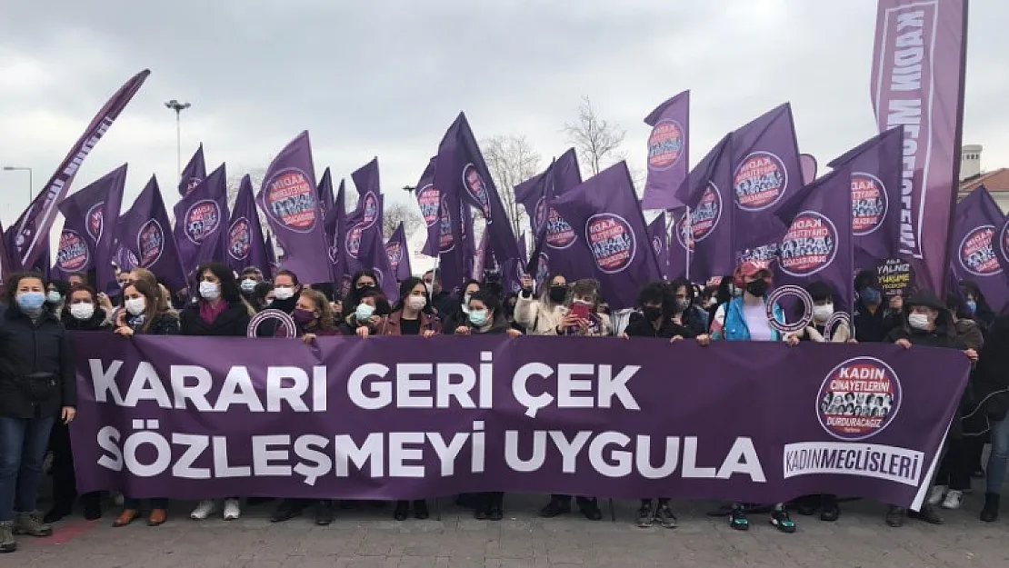 Çok sayıda kadın İstanbul Sözleşmesi kararına tepki göstermek için Kadıköy'de toplandı