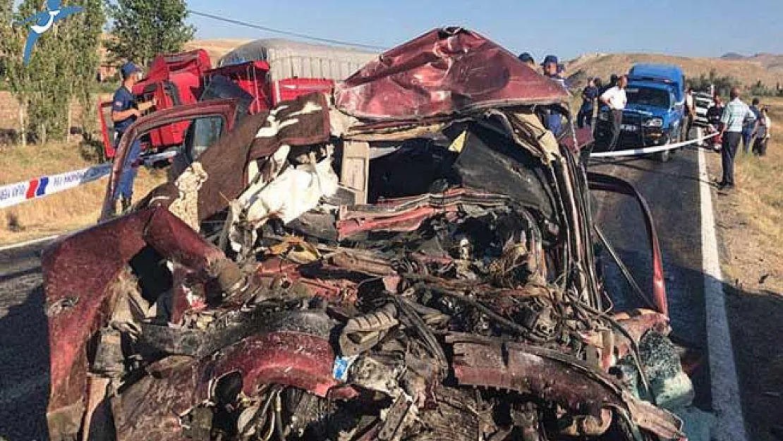 Çorum'da Katliam Gibi Kaza : 5 Kişilik Bir Aile Yok Oldu !
