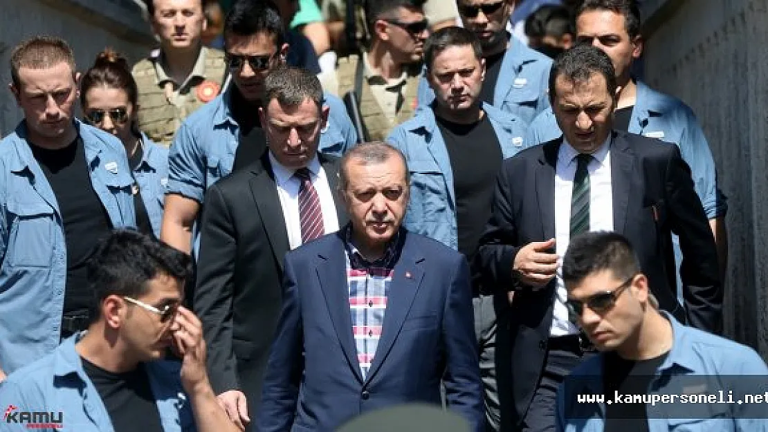 Cumhurbaşkanı Erdoğan Annesi ve Kayınvalidesinin Mezarını Ziyaret Etti