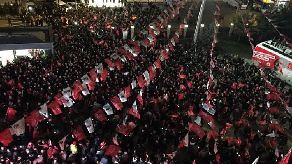Cumhuriyet Halk Partisi Binası Önünde Yoğun Kalabalık