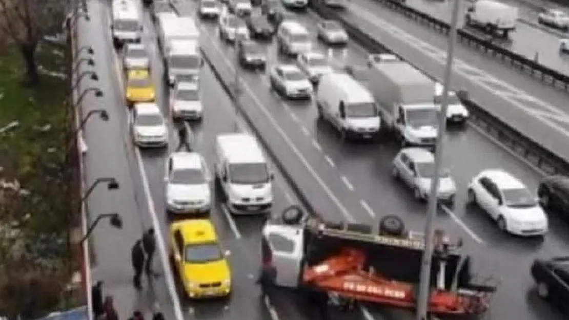 D-100'de Vinç Devrildi! Trafik Kilitlendi