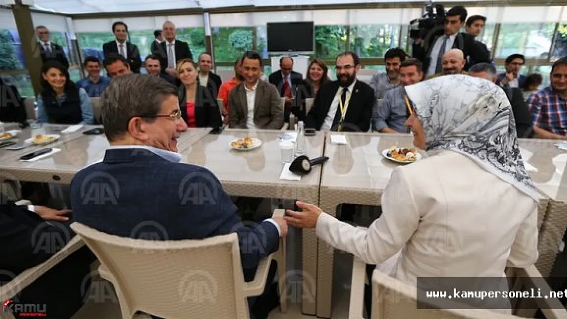 Davutoğlu Çifti Başbakanlık Muhabirleri İle Biraraya Geldi