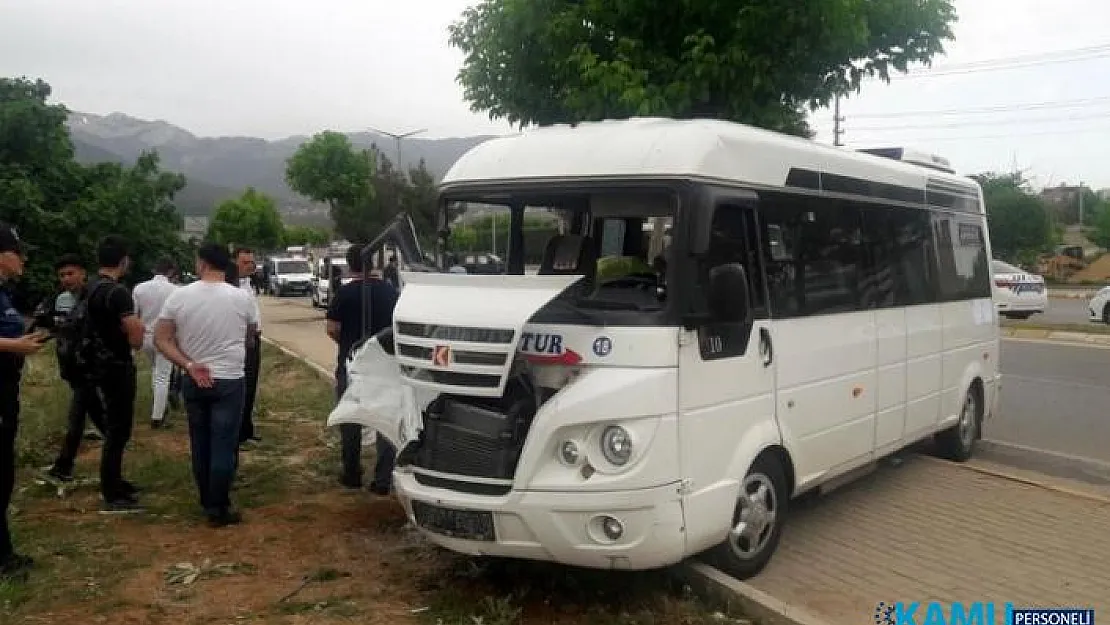Denizli'de öğrencileri taşıyan midibüs ile araç çarpıştı! Yaralılar var...