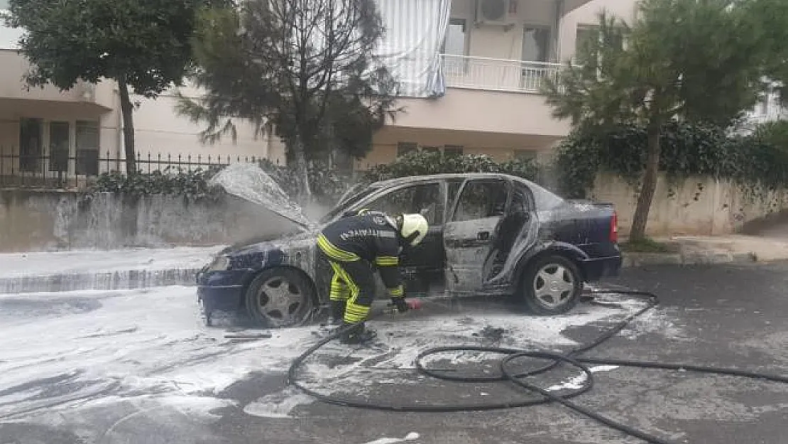 Denizli'de seyir halindeki otomobil yandı