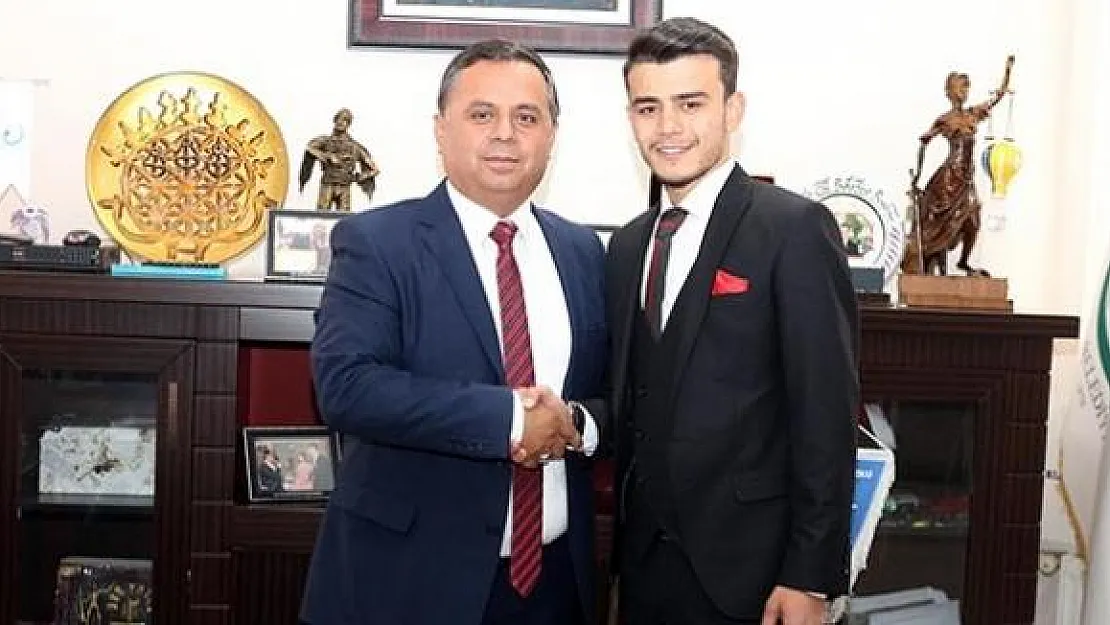 Denizli'de Üniversite Öğrencisi Muhtar Seçildi