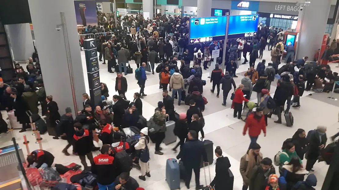 Deprem için İstanbul Havalimanı'na akın ettiler! Yardım için uzun kuyruklar oluştu!